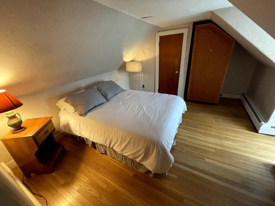 Cute 6-Bedroom Getaway In The Heart Of Литълтън Екстериор снимка