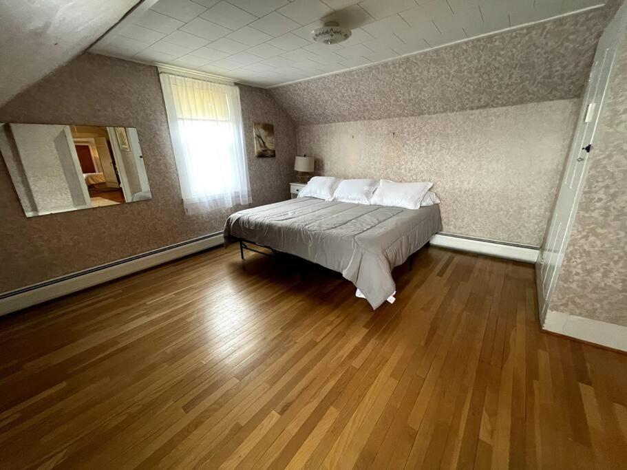 Cute 6-Bedroom Getaway In The Heart Of Литълтън Екстериор снимка